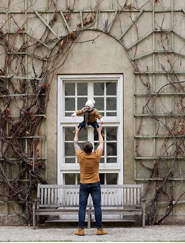 Mutter und Kind entdecken gemeinsam eine Ecke der Münchner Altstadt beim Familienfotoshooting