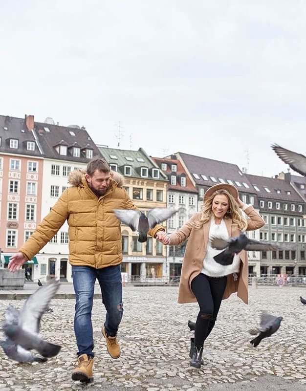 Kind lacht beim Familienfotoshooting in der Altstadt von München