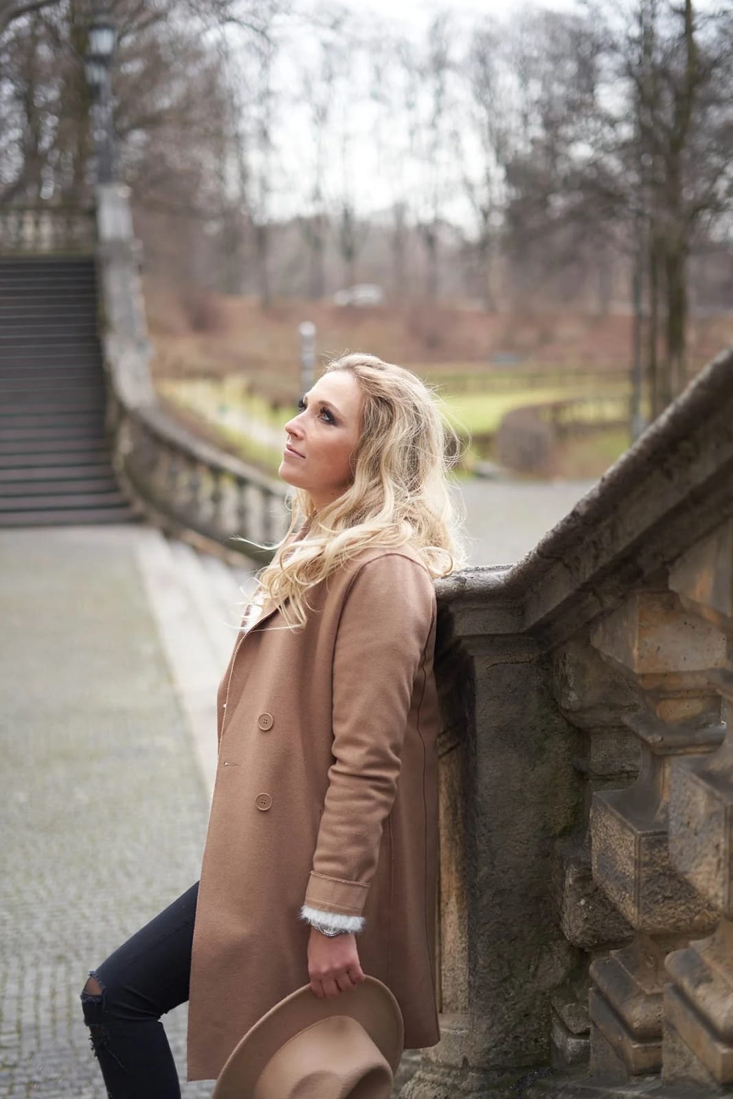 Geschwister halten beim Familienfotoshooting in München zusammen und lachen