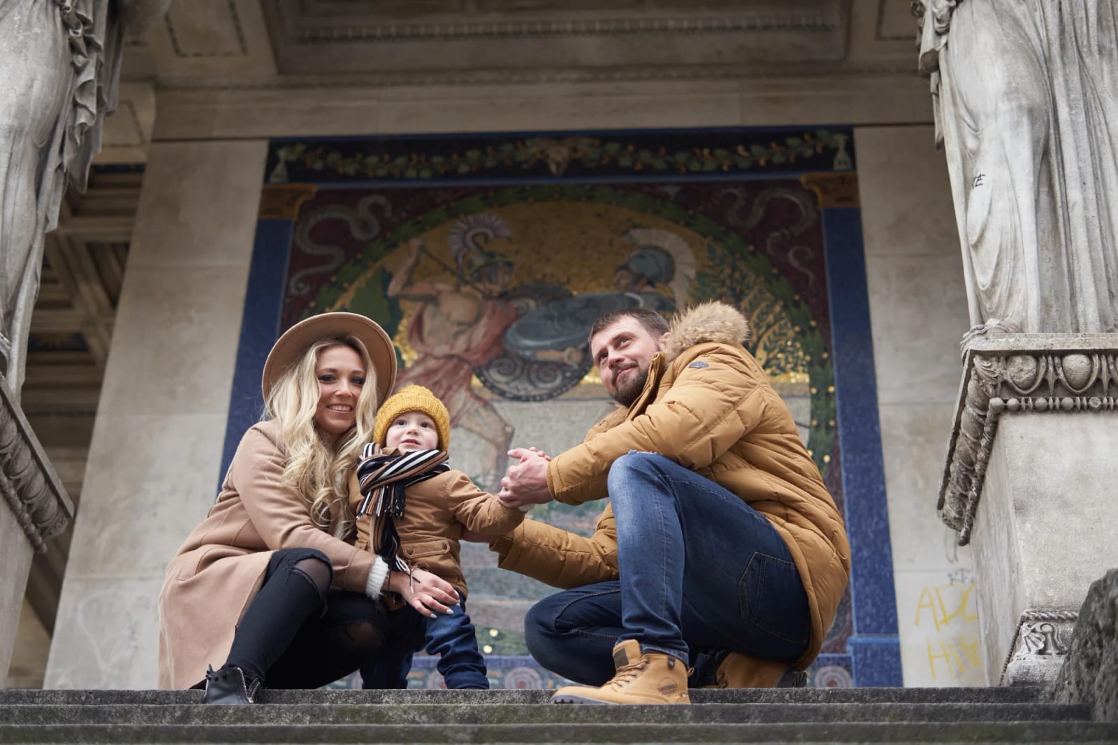 Warmes Abendlicht umrahmt eine Familie beim Familienfotoshooting in der Münchner Altstadt