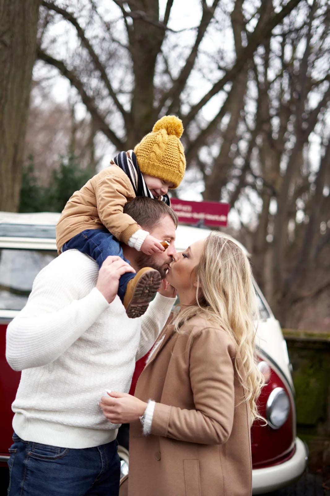 Familie genießt einen entspannten Moment beim Familienfotoshooting in der Münchner Altstadt