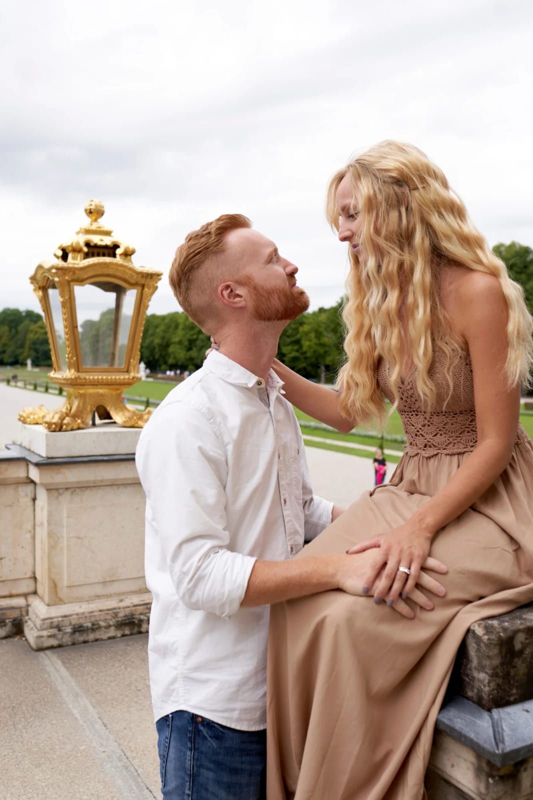 Romantic couple in warm evening light during a couple photoshoot in Nymphenburg palace park