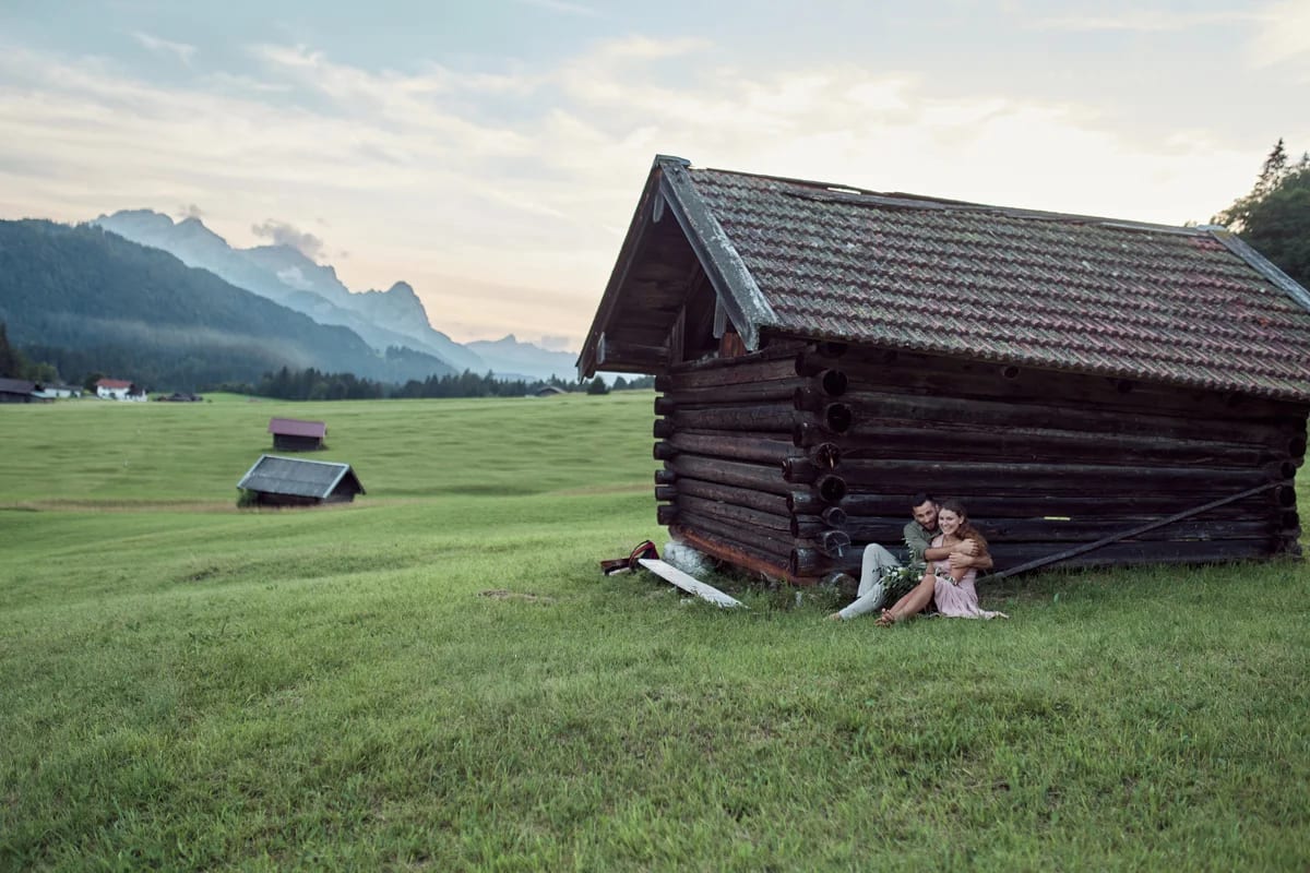 Couple photoshoot at Lake Geroldsee in golden evening light with a mountain panorama behind