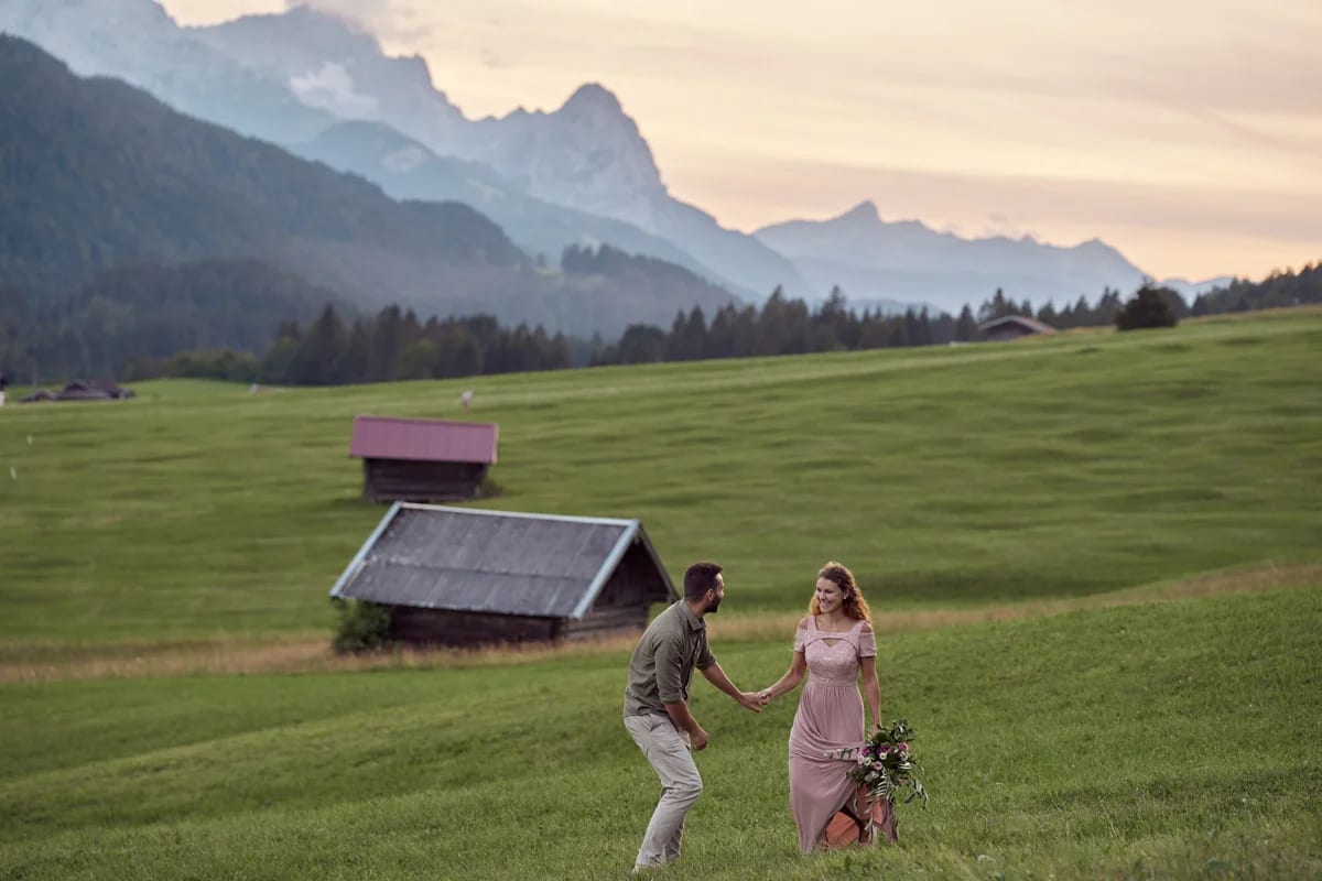 Couple in harmoniously coordinated earth-tone clothing on the shore of Lake Geroldsee