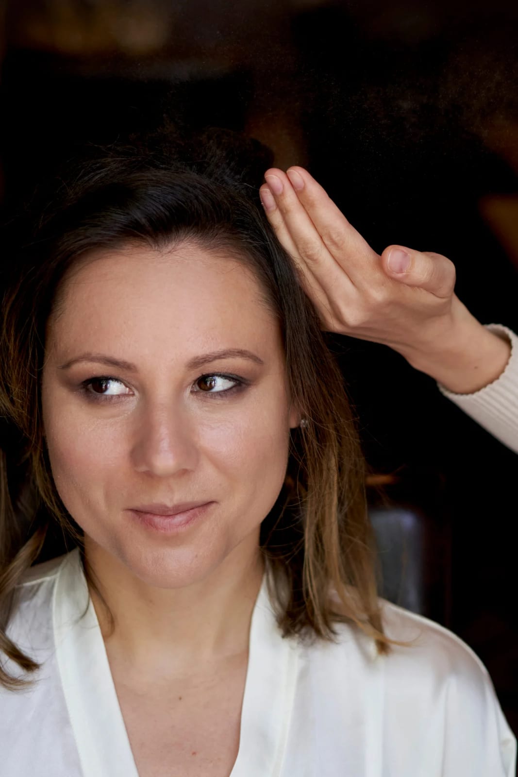 Braut steigt ins Hochzeitskleid – ein ruhiger Getting-Ready-Moment